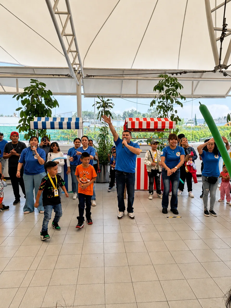 Equipo de Shows Infantiles Joy durante una dinámica en evento